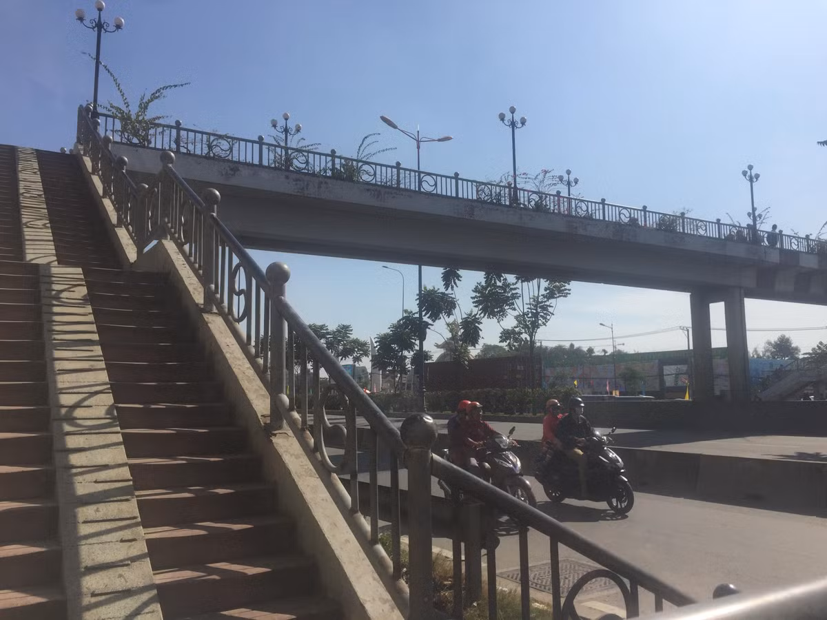 Di tren cau bo hanh Suoi Tien, nu sinh bat ngo tron mat, non oi roi tu vong