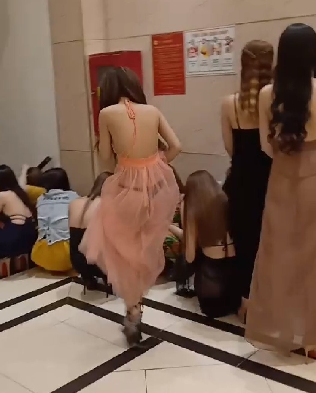 Dot kich quan bar phat hien nu nhan vien 13 tuoi cung nhieu co gai mac 