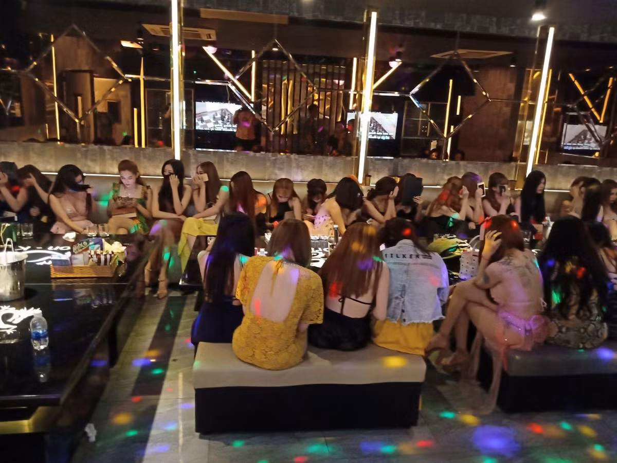 Dot kich quan bar phat hien nu nhan vien 13 tuoi cung nhieu co gai mac 