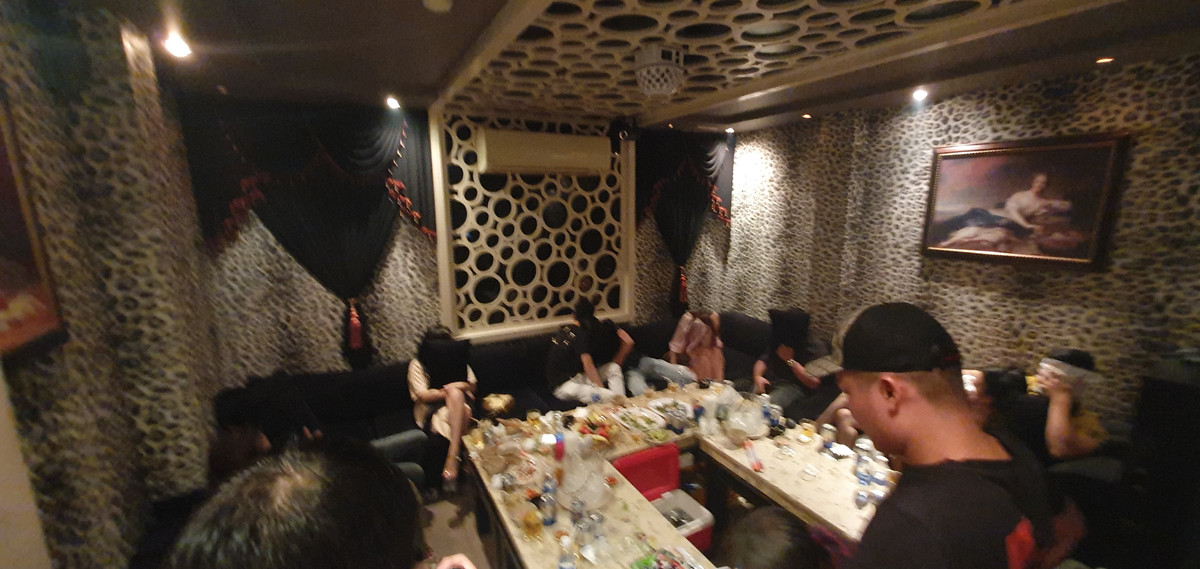 Tại các phòng, cảnh sát phát hiện nhiều tiếp viên trong trang phục thiếu vải phục vụ khách vui chơi ở các phòng. Cuối buổi kiểm tra, cảnh sát đã lập biên bản vi phạm tại tụ điểm kinh doanh này như: hoạt động quá giờ quy định, kinh doanh loại hình karaoke không có giấy phép, sử dụng nhân viên phục vụ trong 1 phòng quá số lượng quy định,...