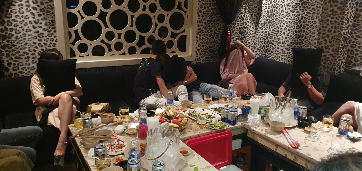 Còn tại nhà hàng Hoa Hướng Dương, còn có tên là Sunflower, đường Nguyễn Trãi, phường Bến Thành, quận1 cũng tương tự như trên. Được biết, nhà hàng Hoa Hướng Dương đã từng 6 lần bị kiểm tra xử lý nhưng vẫn vi phạm.