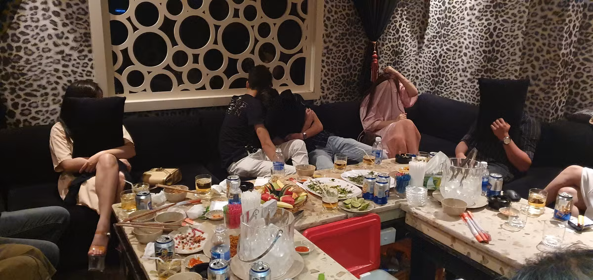 Còn tại nhà hàng Hoa Hướng Dương, còn có tên là Sunflower, đường Nguyễn Trãi, phường Bến Thành, quận1 cũng tương tự như trên. Được biết, nhà hàng Hoa Hướng Dương đã từng 6 lần bị kiểm tra xử lý nhưng vẫn vi phạm.