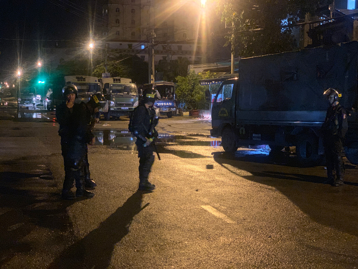 Canh sat xuyen dem kham xet tru so Cong ty Alibaba cua Nguyen Thai Luyen