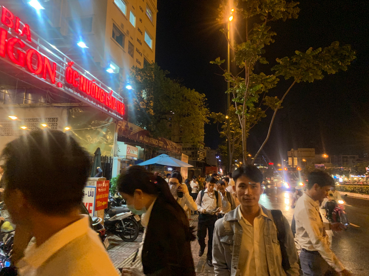 Canh sat xuyen dem kham xet tru so Cong ty Alibaba cua Nguyen Thai Luyen-Hinh-3