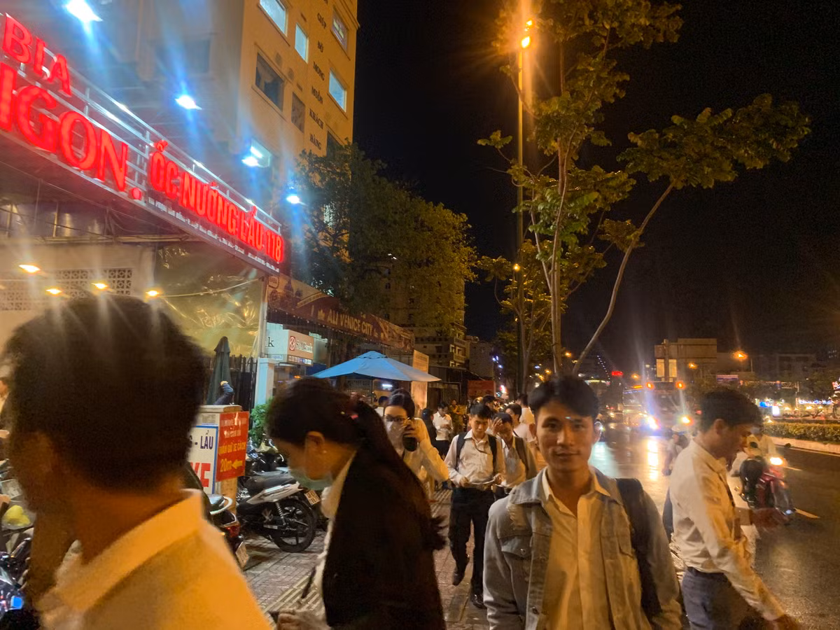 Cảnh sát xuyên đêm khám xét trụ sở Công ty Alibaba của Nguyễn Thái Luyện - Hình 3 Canh sat xuyen dem kham xet tru so Cong ty Alibaba cua Nguyen Thai Luyen-Hinh-3