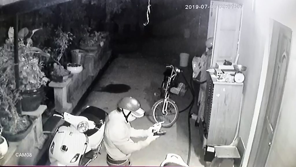 Cả gia đình đánh nhau với nhóm trộm có súng như phim giữa đêm - Hình 4 Ca gia dinh danh nhau voi nhom trom co sung nhu phim giua dem-Hinh-4