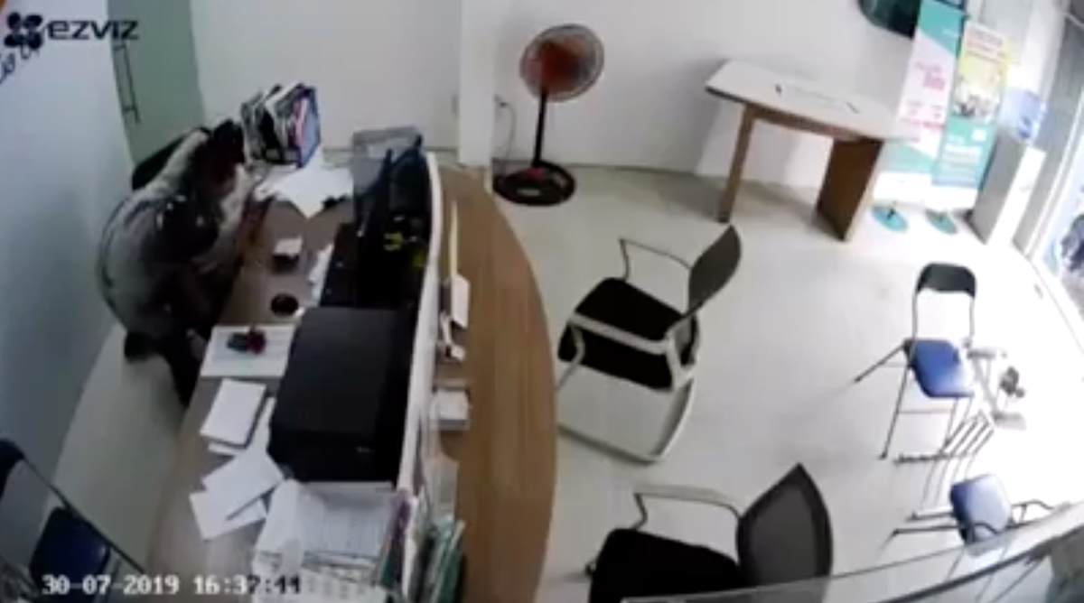 Bắt thanh niên dùng dao định cắt cổ nữ nhân viên cửa hàng Viettel Bat thanh nien dung dao dinh cat co nu nhan vien cua hang Viettel