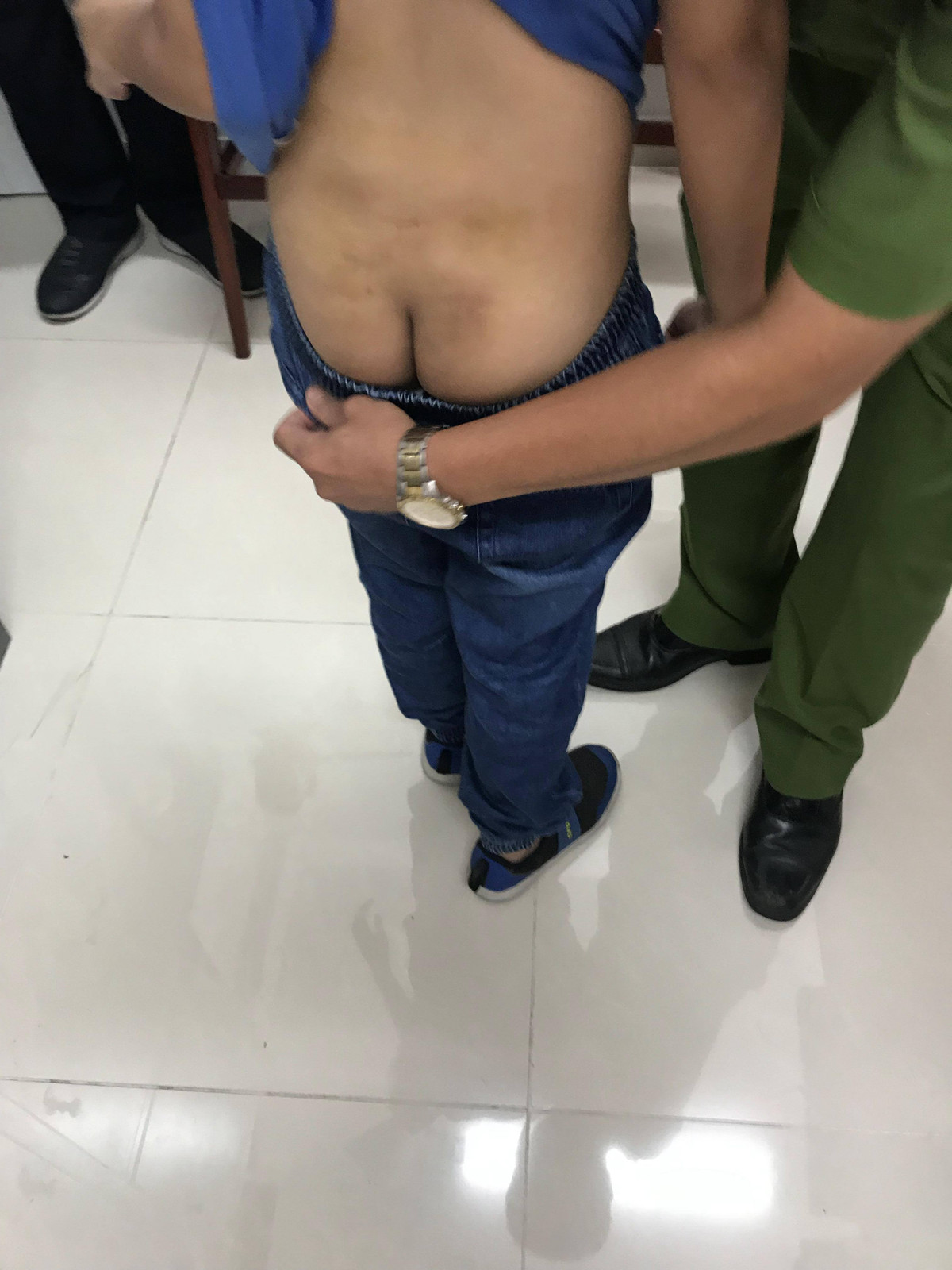 Nghi an be trai 10 tuoi bi cha va me ke bao hanh o chung cu Flemington: Thong tin bat ngo-Hinh-3