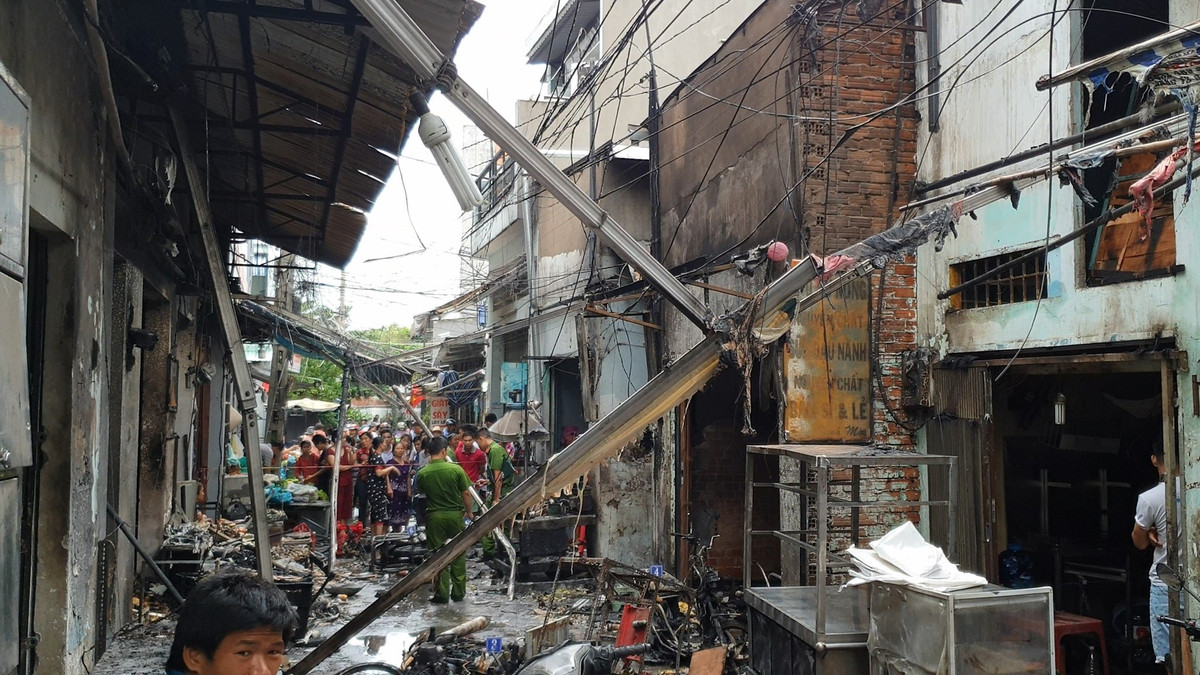 Xe máy giao gas ngã xuống đường khiến lửa bùng lên thiêu rụi 6 căn nhà - Hình 3 Xe may giao gas nga xuong duong khien lua bung len thieu rui 6 can nha-Hinh-3