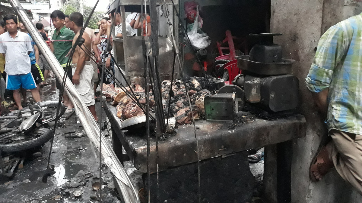 Xe máy giao gas ngã xuống đường khiến lửa bùng lên thiêu rụi 6 căn nhà Xe may giao gas nga xuong duong khien lua bung len thieu rui 6 can nha