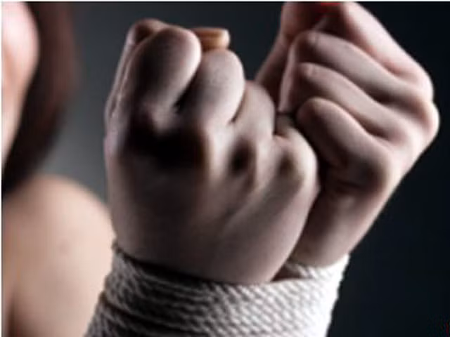 Nhom giang ho bat coc chong cua con no giua Sai Gon