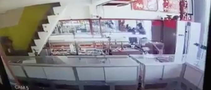 Clip thanh nien rut sung cuop tiem vang trong 1 phut o Sai Gon