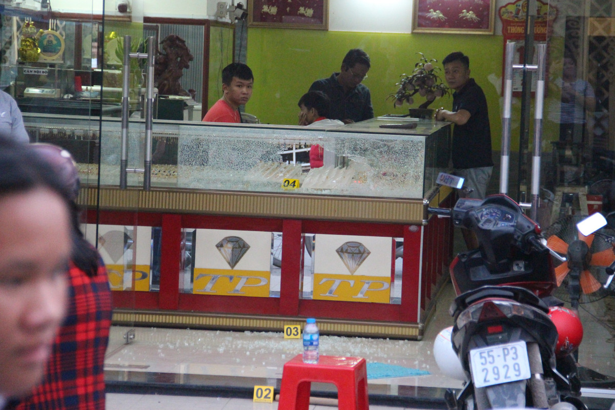 Clip thanh nien rut sung cuop tiem vang trong 1 phut o Sai Gon-Hinh-2