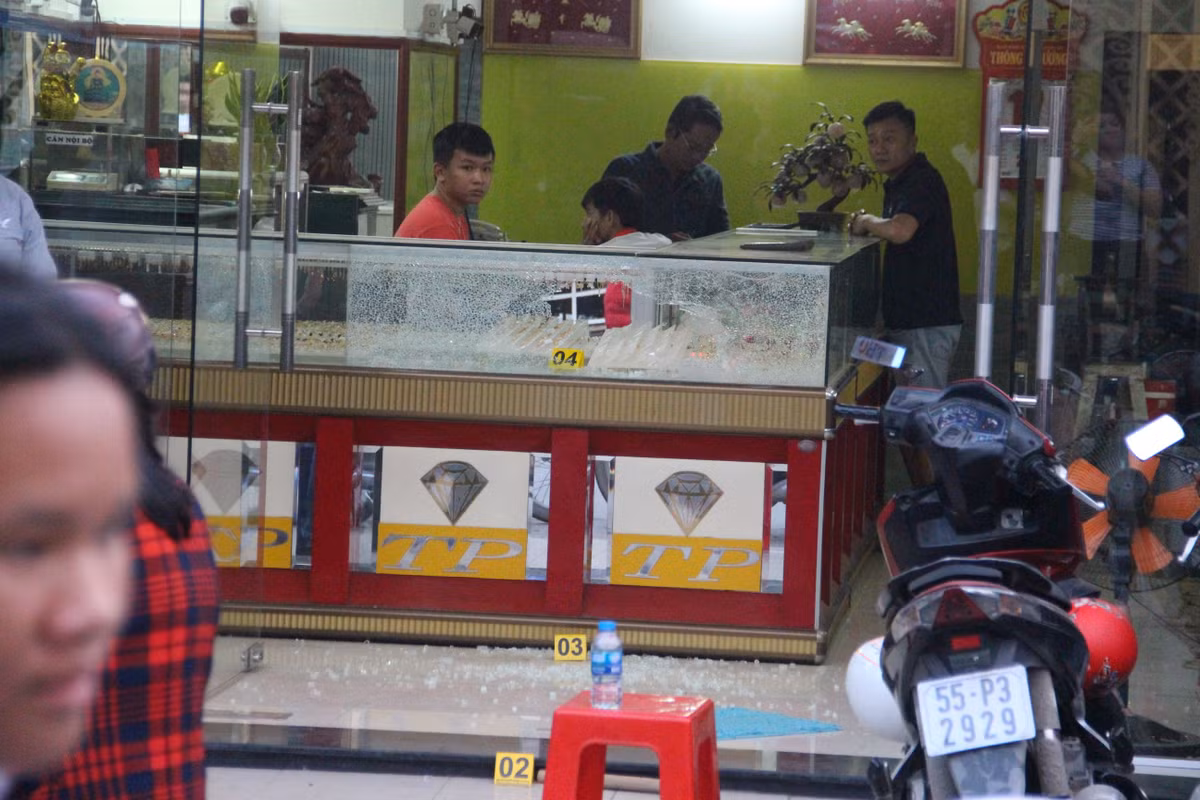 Clip thanh nien rut sung cuop tiem vang trong 1 phut o Sai Gon-Hinh-2