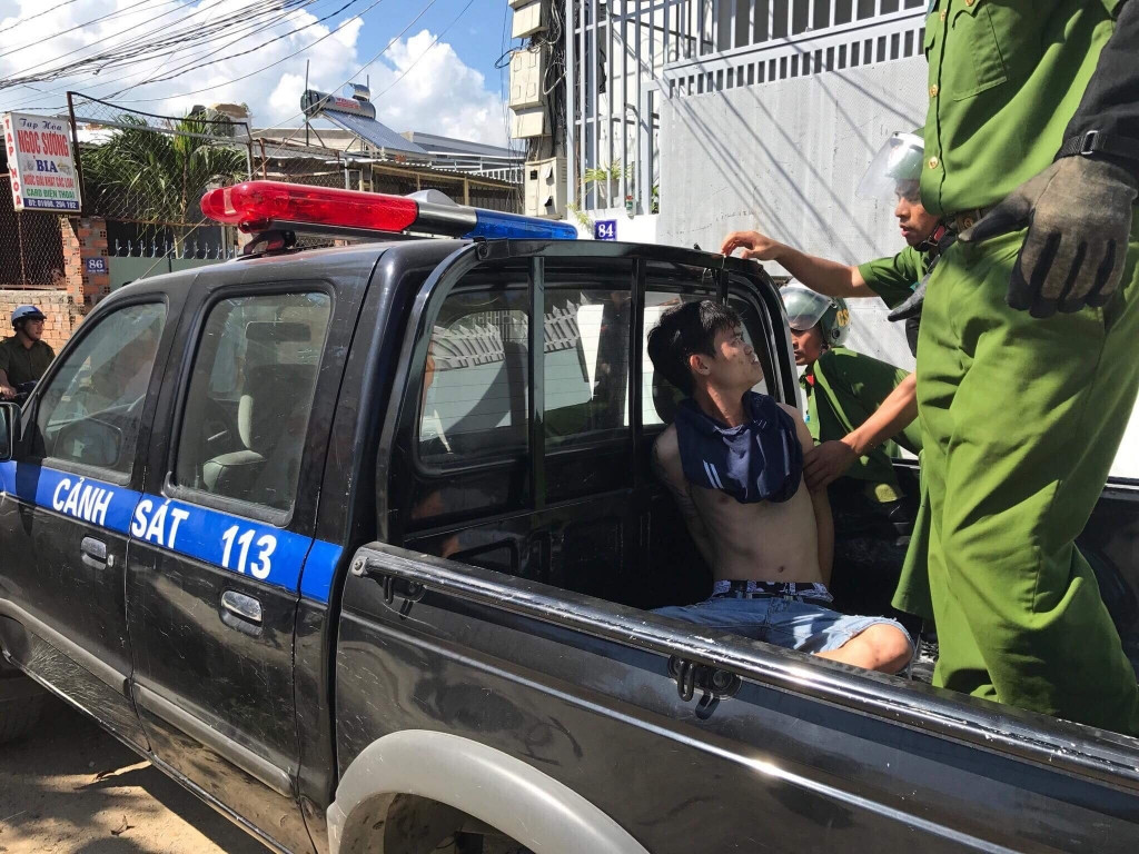 Thanh nien 8X chem thuong uy cong an bi thuong