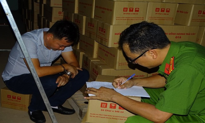 Gần 1.600 thùng nước ngọt giả chuẩn bị tuồn ra dịpTết Gan 1.600 thung nuoc ngot gia chuan bi tuon ra dipTet