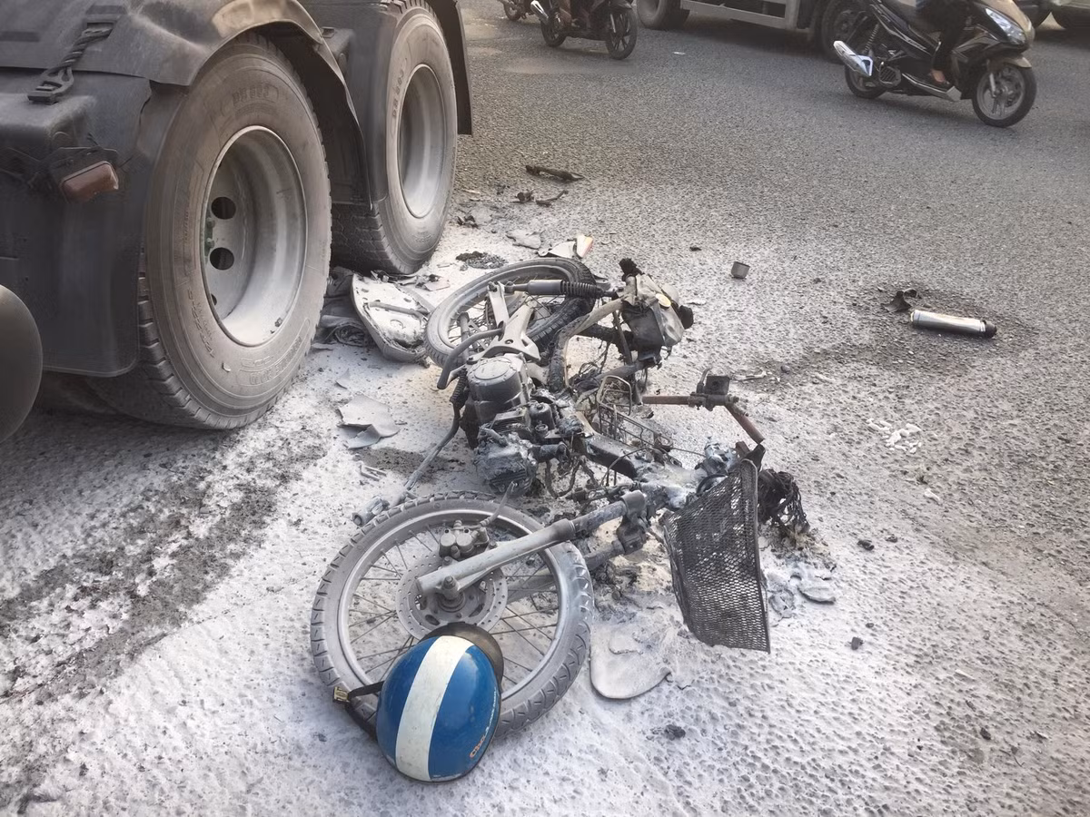 Xe máy bốc cháy dữ dội dưới bánh xe container ở điểm đen tai nạn giao thông Xe may boc chay du doi duoi banh xe container o diem den tai nan giao thong