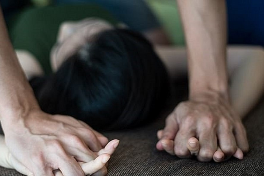 Soc: Thanh nien 9X hiep dam nguoi me dang ngu ben 2 con nho