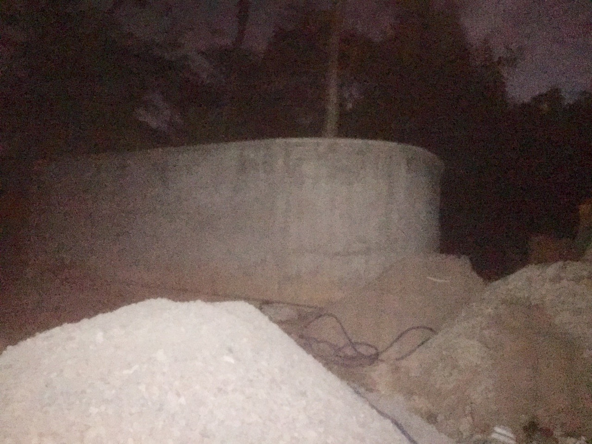 Hoang hon phat hien nguoi dan ong chet trong lu nuoc o khu mo co