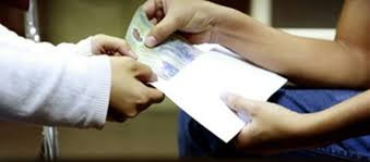 Pho vien truong Vien Kiem sat huyen bi bat qua tang nhan hoi lo 2.500 do