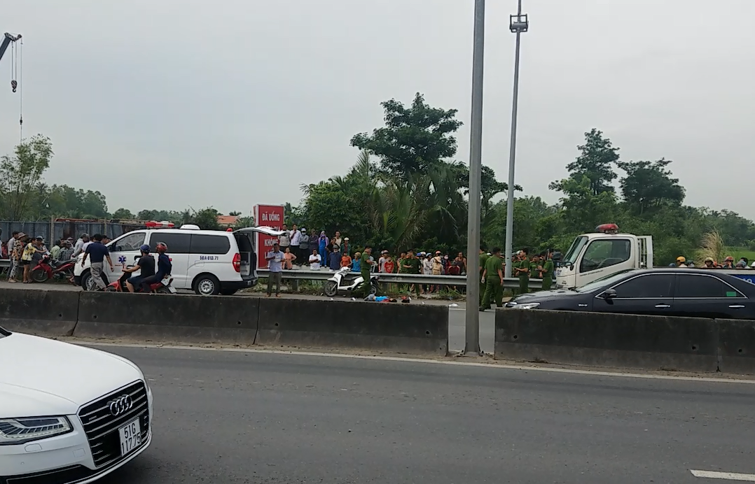 Nam thanh niên đâm chết bạn gái giữa đường ở Sài Gòn Nam thanh nien dam chet ban gai giua duong o Sai Gon