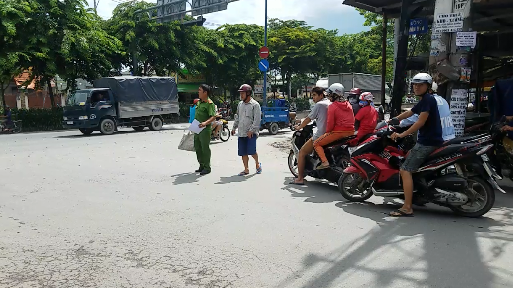 Tranh giành khách, 2 người chạy xe ôm hỗn chiến kinh hoàng trên phố Sài Gòn Tranh gianh khach, 2 nguoi chay xe om hon chien kinh hoang tren pho Sai Gon