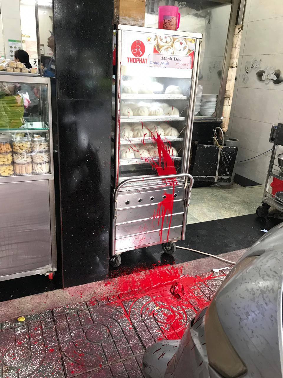 'Giang hồ khủng bố' quán phở Hòa Sài Gòn bằng mắm tôm tiết lộ lý do thực sự - Hình 3 'Giang ho khung bo' quan pho Hoa Sai Gon bang mam tom tiet lo ly do thuc su-Hinh-3