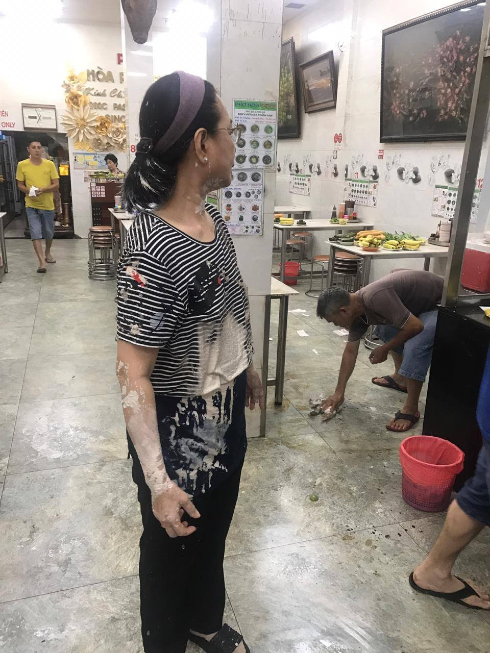 'Giang hồ khủng bố' quán phở Hòa Sài Gòn bằng mắm tôm tiết lộ lý do thực sự - Hình 4 'Giang ho khung bo' quan pho Hoa Sai Gon bang mam tom tiet lo ly do thuc su-Hinh-4