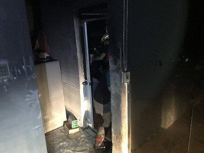 Đôi nam nữ hoảng loạn kêu cứu trong căn nhà bốc cháy ở Sài Gòn Doi nam nu hoang loan keu cuu trong can nha boc chay o Sai Gon