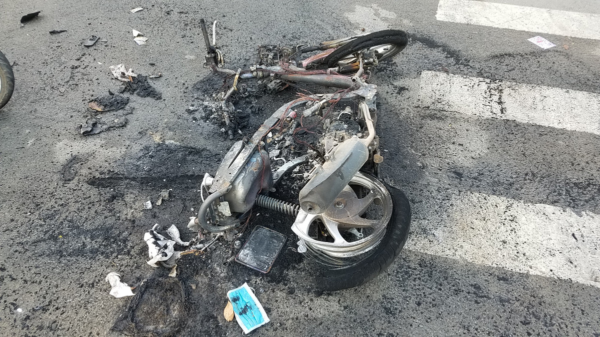 Hai nhóm thanh niên hỗn chiến kinh hoàng vì can ngăn 2 cô gái đánh nhau - Hình 2 Hai nhom thanh nien hon chien kinh hoang vi can ngan 2 co gai danh nhau-Hinh-2