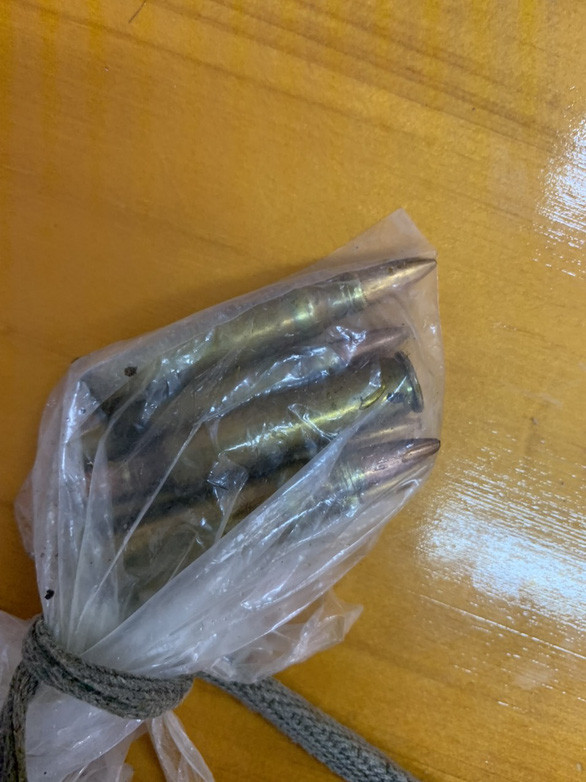 2 kiểm lâm bị bắn khi truy đuổi đối tượng đi săn bắt thú rừng - Hình 2 2 kiem lam bi ban khi truy duoi doi tuong di san bat thu rung-Hinh-2