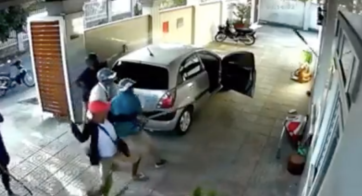 Giang hồ táo tợn truy sát chém người nứt sọ, đứt gân tay ở nhà nghỉ Giang ho tao ton truy sat chem nguoi nut so, dut gan tay o nha nghi