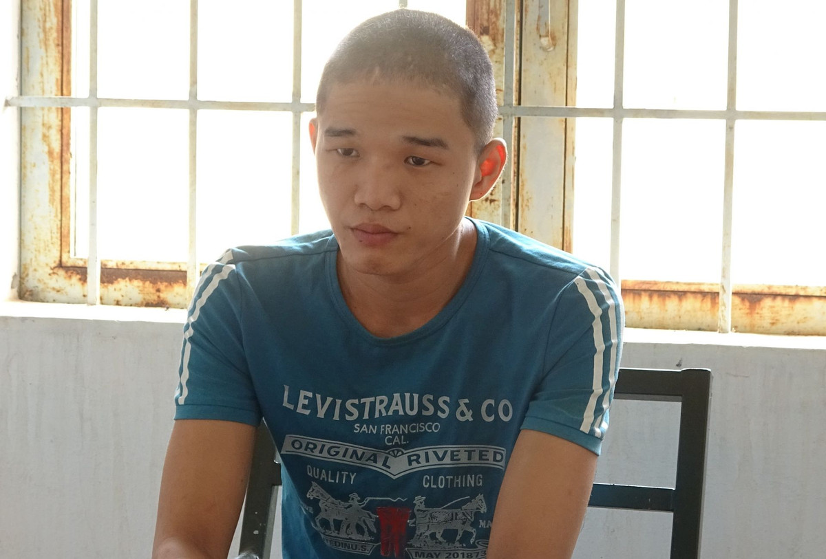 Cha mẹ bận đi cạo mủ cao su, bé gái 11 tuổi bị 9X sàm sỡ giữa khuya Cha me ban di cao mu cao su, be gai 11 tuoi bi 9X sam so giua khuya