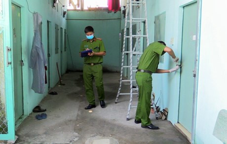 Vợ bị chồng bóp cổ đến chết vì nghe điện thoại người lạ Vo bi chong bop co den chet vi nghe dien thoai nguoi la