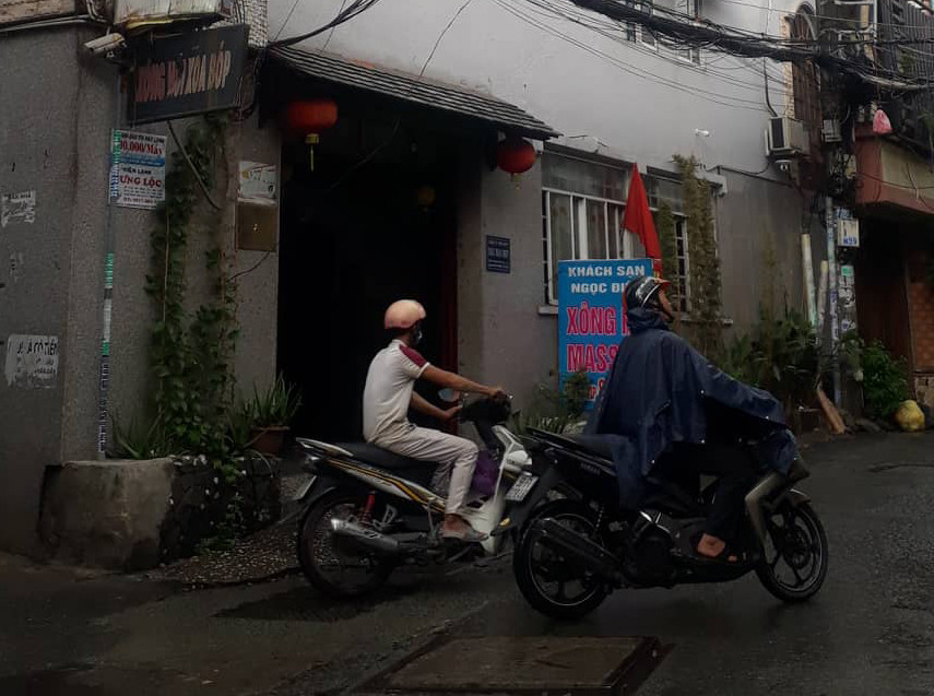 Nam thanh niên cởi trần dính nhiều vết máu tử vong trong khách sạn Nam thanh nien coi tran dinh nhieu vet mau tu vong trong khach san