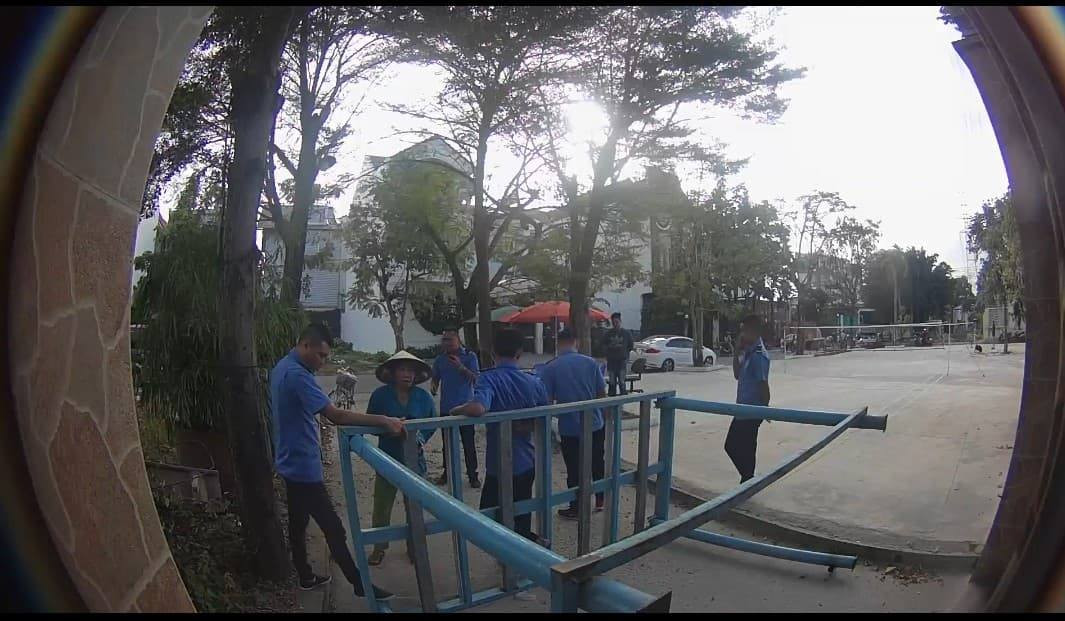 Nhom nguoi cua cong ty bao ve lap chot, an ngu truoc cong nha dan o Sai Gon