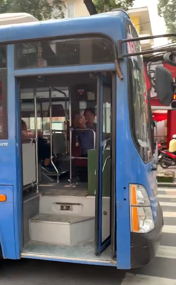 Hé lộ danh tính tài xế xe buýt bấm còi inh ỏi, phun nước bọt vào người đi đường - Hình 2 He lo danh tinh tai xe xe buyt bam coi inh oi, phun nuoc bot vao nguoi di duong-Hinh-2