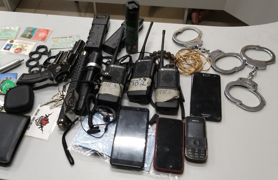 Giả cảnh sát hình sự thực hiện hơn 20 vụ cướp gây ớn lạnh cho dân Sài Gòn - Hình 2 Gia canh sat hinh su thuc hien hon 20 vu cuop gay on lanh cho dan Sai Gon-Hinh-2