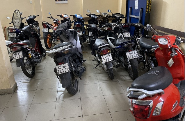 Giả cảnh sát hình sự thực hiện hơn 20 vụ cướp gây ớn lạnh cho dân Sài Gòn - Hình 3 Gia canh sat hinh su thuc hien hon 20 vu cuop gay on lanh cho dan Sai Gon-Hinh-3