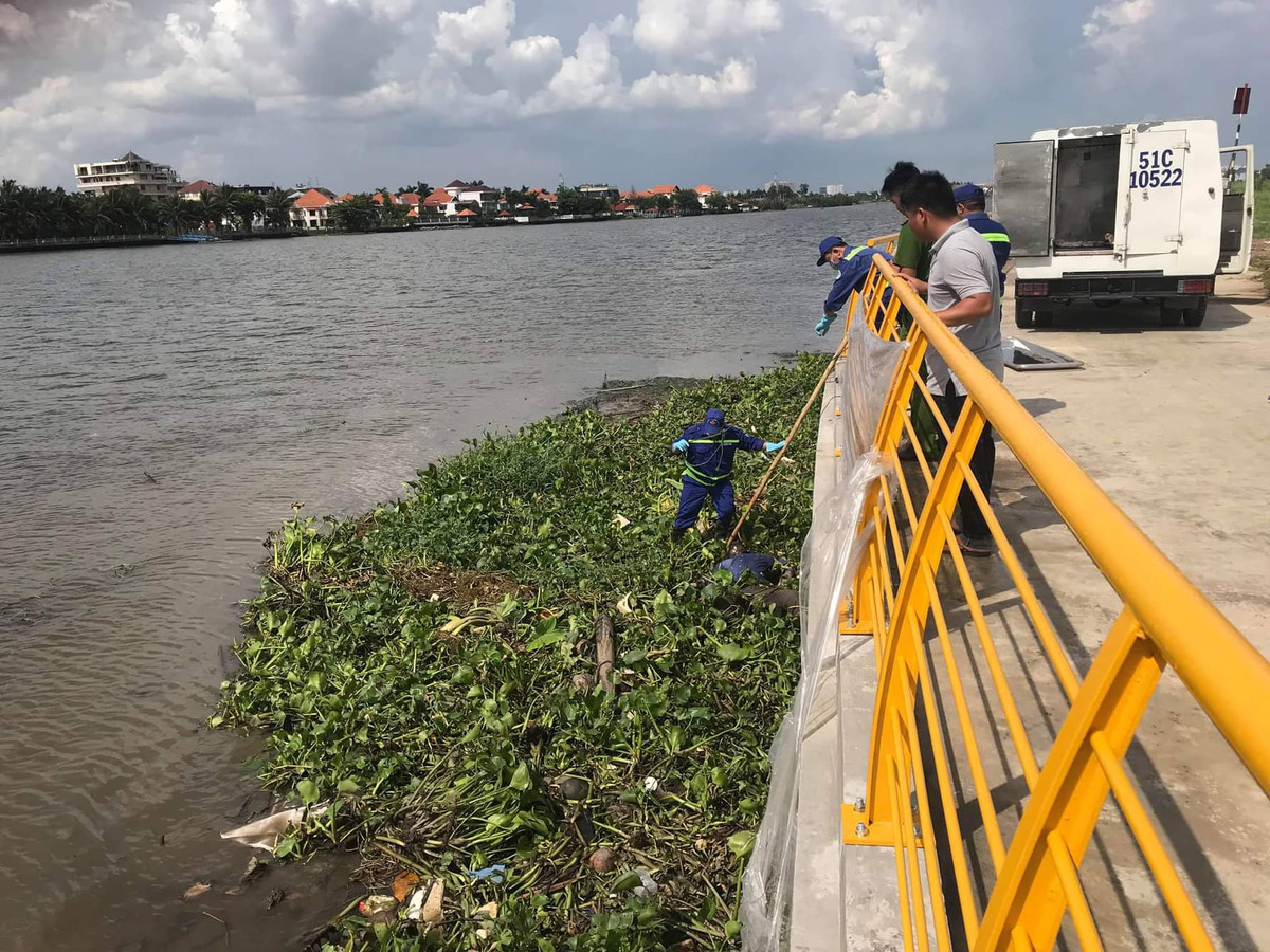 Phát hiện 2 thi thể nam giới trôi trên sông Sài Gòn Phat hien 2 thi the nam gioi troi tren song Sai Gon