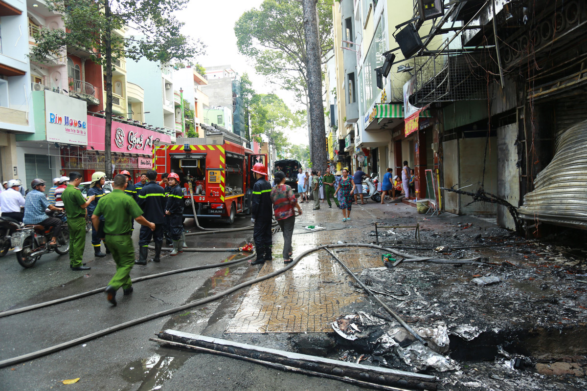 Người phụ nữ mang thai mắc kẹt trong toà nhà bốc cháy dữ dội Nguoi phu nu mang thai mac ket trong toa nha boc chay du doi