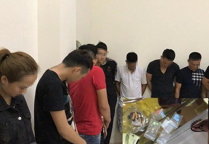 Ngày 15/7, Đội cảnh sát Hình sự kết hợp cùng Đội cảnh sát Ma túy Công an Quận 7 đã ập vào kiểm tra quán karaoke The Moon tại địa chỉ 797 Huỳnh Tấn Phát (quận 7). Nhiều nam nữ thanh niên hốt hoảng vất các gói ma túy xuống sàn nhà hoặc kẽ ghế, số khác tìm cách tháo chạy khỏi phòng nhưng đều bị giữ lại.