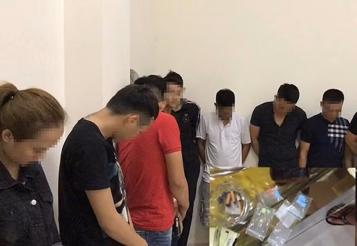 Ngày 15/7, Đội cảnh sát Hình sự kết hợp cùng Đội cảnh sát Ma túy Công an Quận 7 đã ập vào kiểm tra quán karaoke The Moon tại địa chỉ 797 Huỳnh Tấn Phát (quận 7). Nhiều nam nữ thanh niên hốt hoảng vất các gói ma túy xuống sàn nhà hoặc kẽ ghế, số khác tìm cách tháo chạy khỏi phòng nhưng đều bị giữ lại.