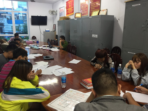 Tang vật thu giữ gồm: 1 máy tính bảng để cho khách chọn giá dịch vụ kích dục tại quầy theo mức giá tự chọn từ 1 đến 13 triệu đồng, 1 tờ bảng giá dịch vụ, 3 triệu đồng tiền vé cơ sở vừa bán cho 3 nam khách, 2 tờ chấm công theo dõi lượng khách ở các phòng và doanh thu của từng nữ nhân viên.