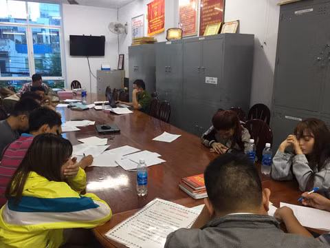 Tang vật thu giữ gồm: 1 máy tính bảng để cho khách chọn giá dịch vụ kích dục tại quầy theo mức giá tự chọn từ 1 đến 13 triệu đồng, 1 tờ bảng giá dịch vụ, 3 triệu đồng tiền vé cơ sở vừa bán cho 3 nam khách, 2 tờ chấm công theo dõi lượng khách ở các phòng và doanh thu của từng nữ nhân viên.