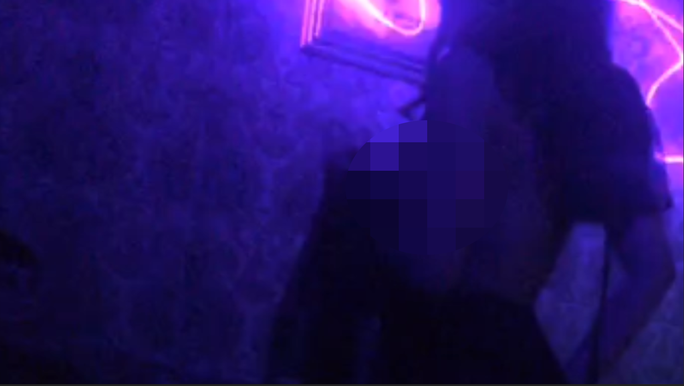 "Người thẩm định xem ai là khách VIP hay không chính là các quản lý nhà hàng. Những người quản lý có thu nhập rất cao nhưng đổi lại, họ phải đứng mũi chịu sào khi có chuyện xảy ra, từ chuyện vặt vãnh, cãi cọ giữa các tiếp viên với nhau hay với khách cho đến chuyện lớn là khi nhà hàng bị kiểm tra, có vấn đề thì quản lý đứng ra lãnh trách nhiệm" - người này kể. (Ảnh NLĐ)