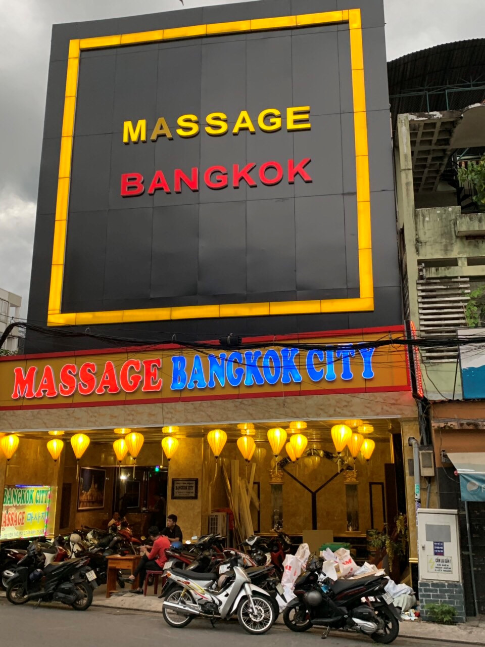 Sai Gon con bao nhieu co so massage, karaoke 