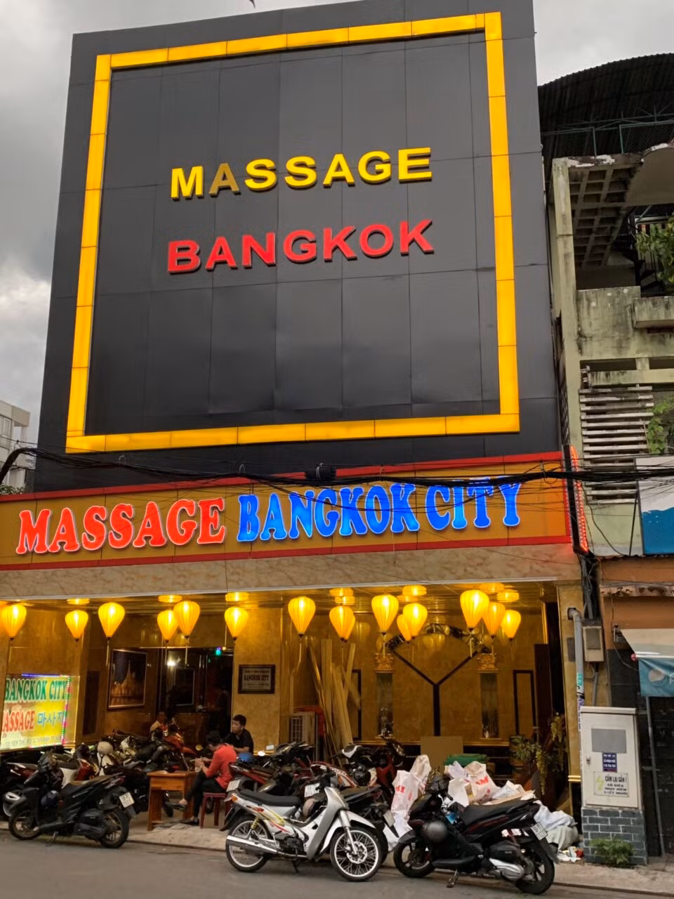 Sai Gon con bao nhieu co so massage, karaoke 