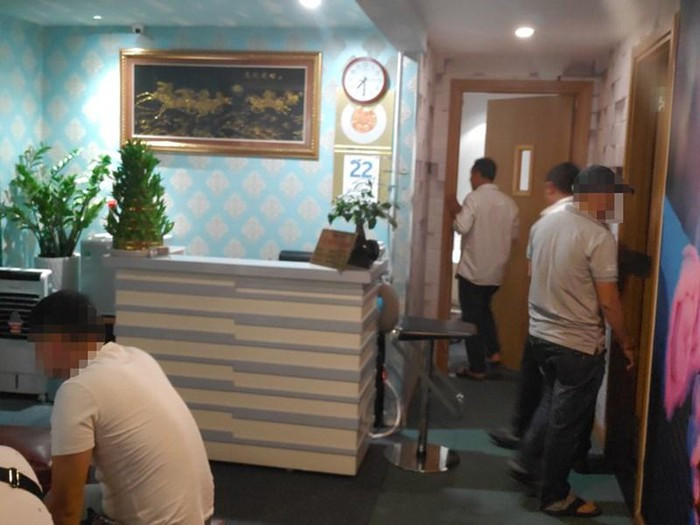 Các cô gái tại đây khai khách đến đều được các nữ tiếp viên phục vụ trong tình trạng không mảnh vải che thân. Khi khách có nhu cầu massage kiểu “khỏe” sẽ được gợi ý phục vụ trong tình trạng khỏa thân và kích dục giá 600.000 đồng. Nếu nhu cầu khách cao thì có thể 4 tiếp viên sẽ cùng phục vụ với hình thức tương tự với giá hơn 3 triệu.