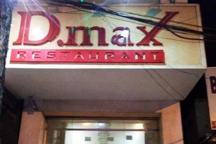 Tụ điểm ăn chơi đình đám D.max (đường Tôn Thất Tùng, phường Phạm Ngũ Lão, quận 1), sau thời gian ngắn im hơi lặng tiếng vì bị báo chí phản ánh, đã đổi tên thành nhà hàng Sunlight, tiến hành tuyển chọn tiếp viên để hằng đêm "vui tới bến" cùng khách. (Ảnh NLĐ)
